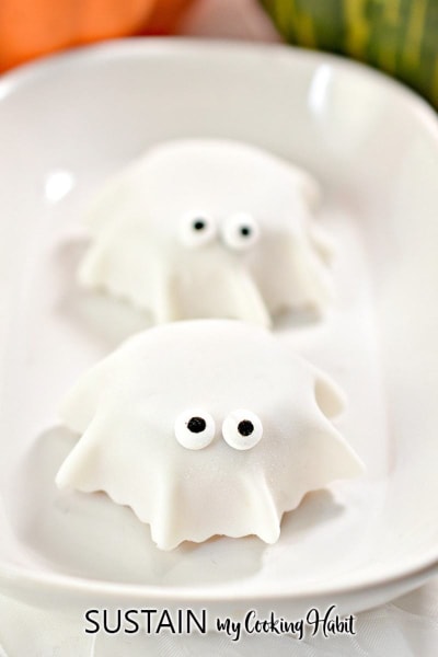 Ghost Mini Muffins with googly eyes