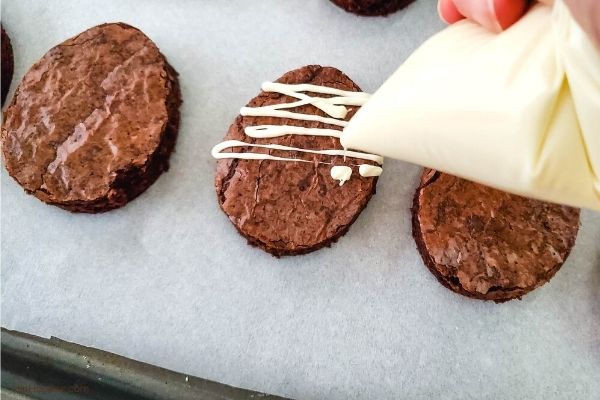 icing mini Easter Egg Brownies