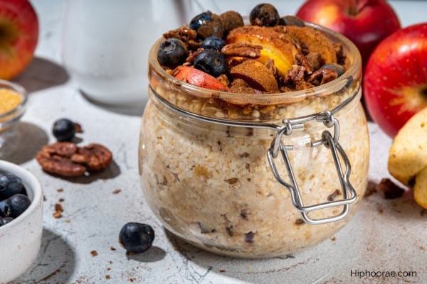 overnight oats with cinnamon and fruits