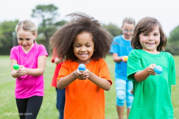 kids in a spoon race