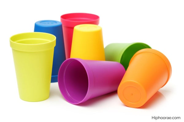 plastic cups in assorted colors