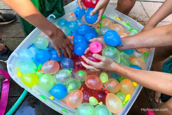 kids grabbing for water balloons