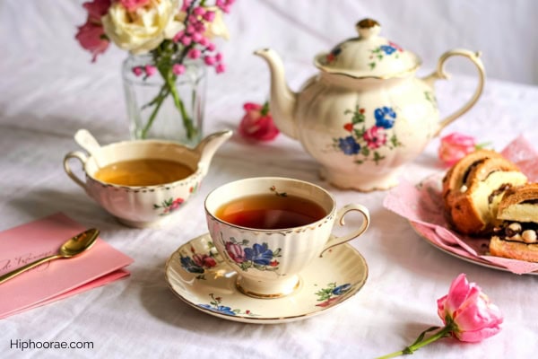 Floral teapot and tea cups