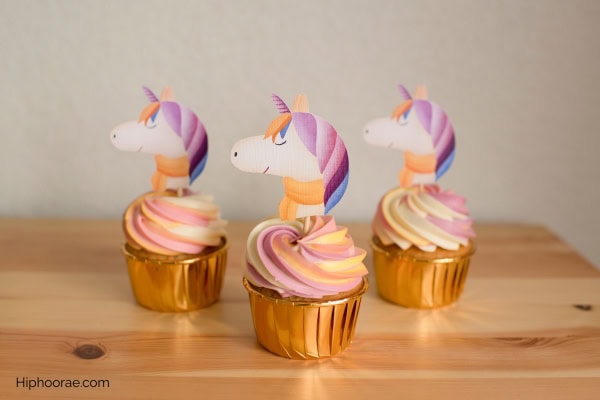 Cupcakes with unicorn topper